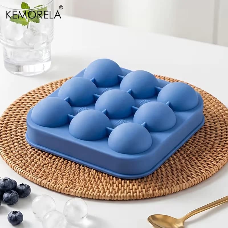 9-Hole Soccer Ball Ice Cube Tray With Lid
